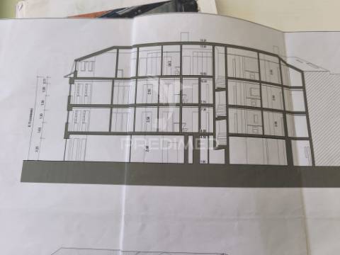 Prédio contemporâneo na praça do peixe – centro histórico de aveiro