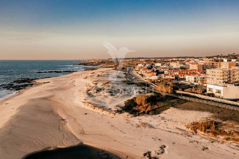 Elegante moradia contemporânea em início de construção, com 3 quartos e vistas sobre o mar!