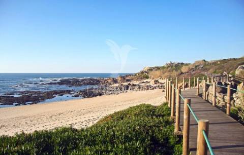 Elegante moradia contemporânea em início de construção, com 3 quartos e vistas sobre o mar!