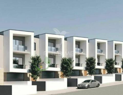 Moradia banda t3 - vila verde - estrutura fechada