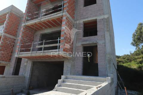 Moradia banda t3 - vila verde - estrutura fechada