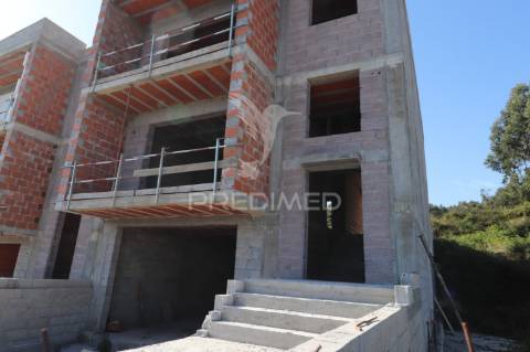 Moradia banda t3 - vila verde - estrutura fechada