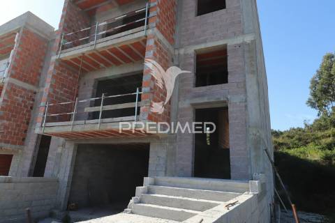 Moradia banda t3 - vila verde - estrutura fechada