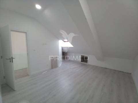 Fantastico duplex completamente restaurado na costa da caparica