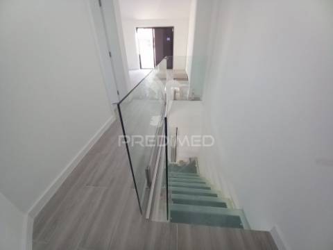 Fantastico duplex completamente restaurado na costa da caparica