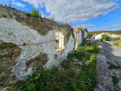Moradia em ruína em alcaria longa, mértola