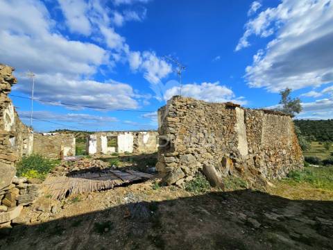 Moradia em ruína em alcaria longa, mértola