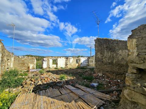 Moradia em ruína em alcaria longa, mértola