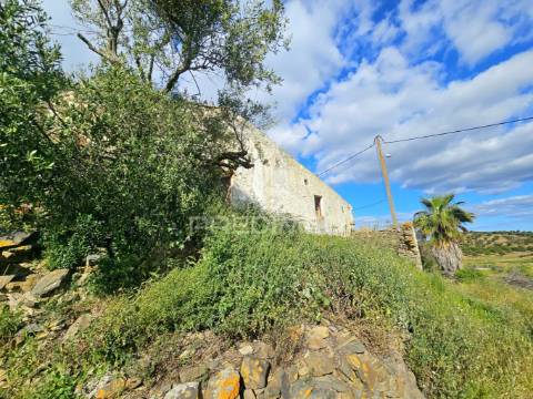 Moradia em ruína em alcaria longa, mértola