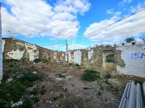 Moradia em ruína em alcaria longa, mértola