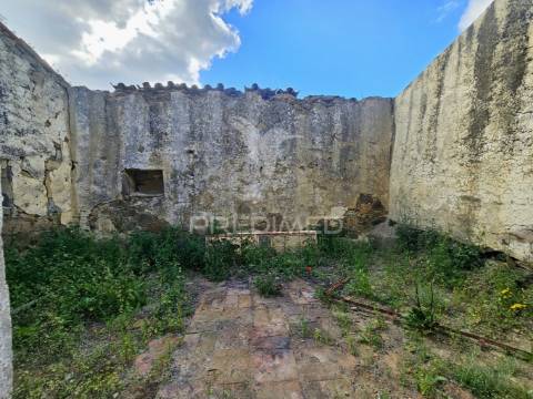Moradia em ruína em alcaria longa, mértola
