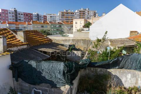 Moradia com projeto aprovado p/ 5 apartamentos, em setúbal