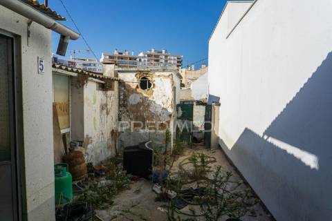 Moradia com projeto aprovado p/ 5 apartamentos, em setúbal