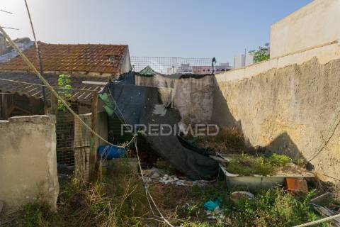 Moradia com projeto aprovado p/ 5 apartamentos, em setúbal