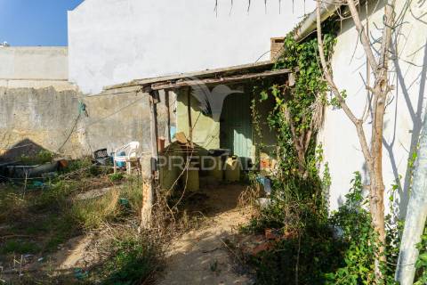 Moradia com projeto aprovado p/ 5 apartamentos, em setúbal