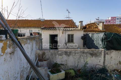 Moradia com projeto aprovado p/ 5 apartamentos, em setúbal