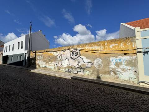 Moradia com projeto aprovado p/ 5 apartamentos, em setúbal