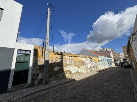 Moradia com projeto aprovado p/ 5 apartamentos, em setúbal