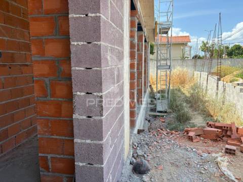 Moradia t4 térrea, com 3 suites e piscina no condomínio tower village