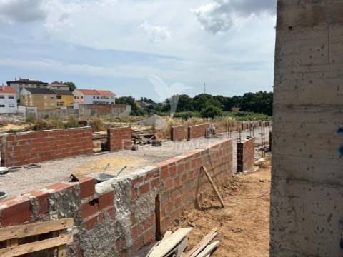 Moradia t4 térrea, com 3 suites e piscina no condomínio tower village