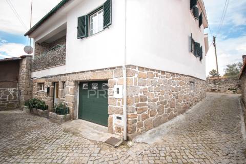 Moradia t3 localizada na  aldeia da lageosa do mondego, no concelho de celorico da beira.