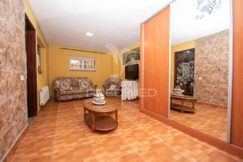 Moradia t3 localizada na  aldeia da lageosa do mondego, no concelho de celorico da beira.