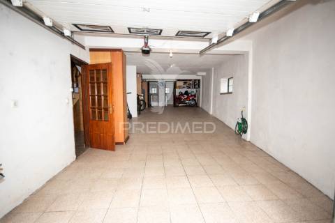 Moradia t3 localizada na  aldeia da lageosa do mondego, no concelho de celorico da beira.