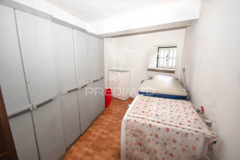 Moradia t3 localizada na  aldeia da lageosa do mondego, no concelho de celorico da beira.