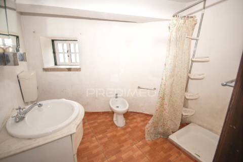 Moradia t3 localizada na  aldeia da lageosa do mondego, no concelho de celorico da beira.