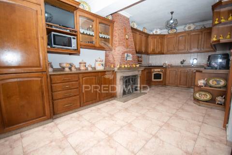 Moradia t3 localizada na  aldeia da lageosa do mondego, no concelho de celorico da beira.