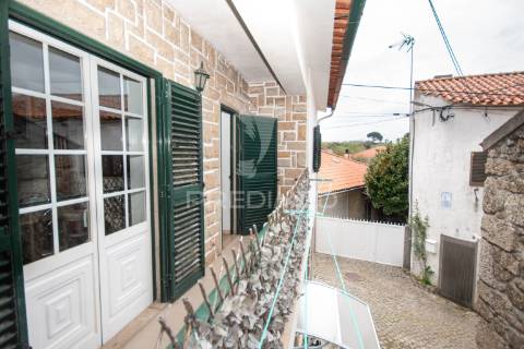 Moradia t3 localizada na  aldeia da lageosa do mondego, no concelho de celorico da beira.