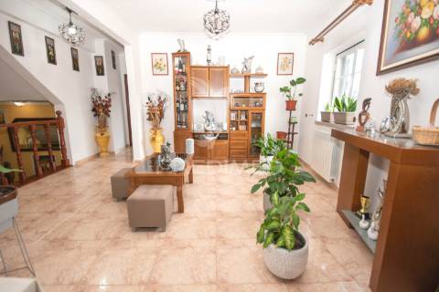 Moradia t3 localizada na  aldeia da lageosa do mondego, no concelho de celorico da beira.