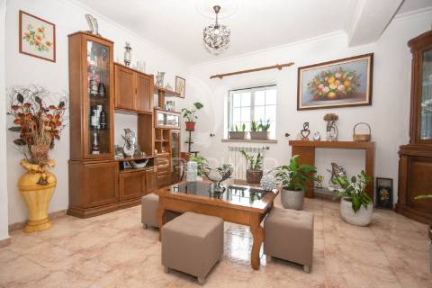 Moradia t3 localizada na  aldeia da lageosa do mondego, no concelho de celorico da beira.