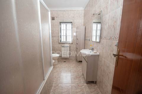 Moradia t3 localizada na  aldeia da lageosa do mondego, no concelho de celorico da beira.