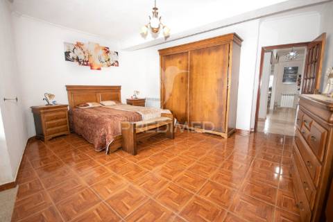 Moradia t3 localizada na  aldeia da lageosa do mondego, no concelho de celorico da beira.