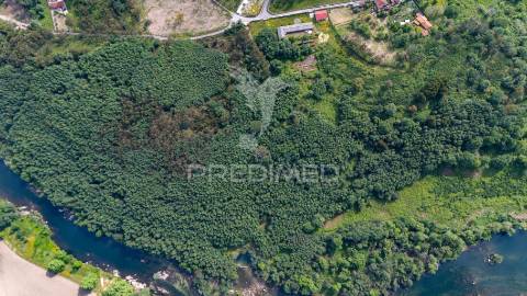 Terreno rústico com 37.700 m² e margem de rio – oportunidade única em braga