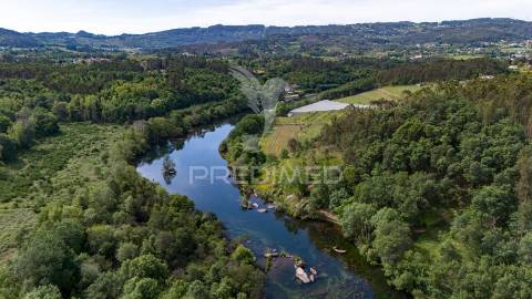 Terreno rústico com 37.700 m² e margem de rio – oportunidade única em braga