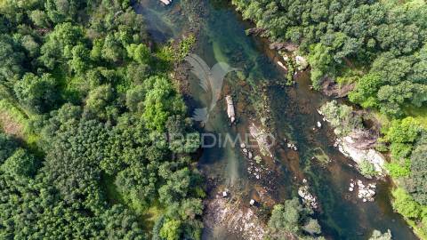 Terreno rústico com 37.700 m² e margem de rio – oportunidade única em braga