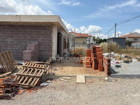 Moradia t4 térrea, com 2 suites e piscina no condomínio tower village