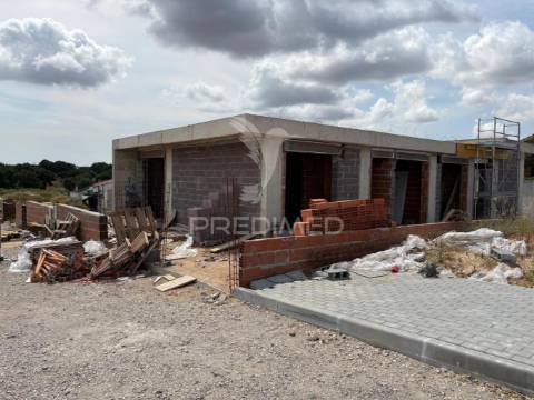 T4 térrea, isolada com 2 suites e piscina na quinta vale da prata