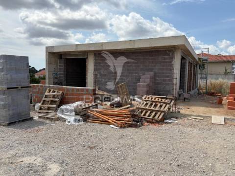 T4 térrea, isolada com 2 suites e piscina na quinta vale da prata