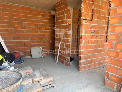 T4 térrea, isolada com 2 suites e piscina na quinta vale da prata