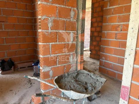 T4 térrea, isolada com 2 suites e piscina na quinta vale da prata