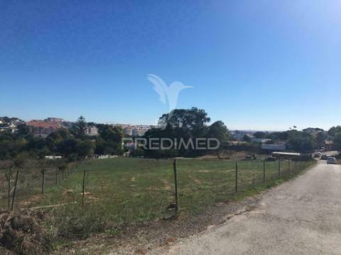 Terreno na sobreda caparica, perto de praias e de lisboa.
