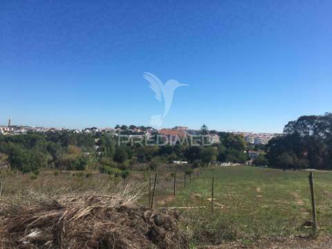 Terreno na sobreda caparica, perto de praias e de lisboa.