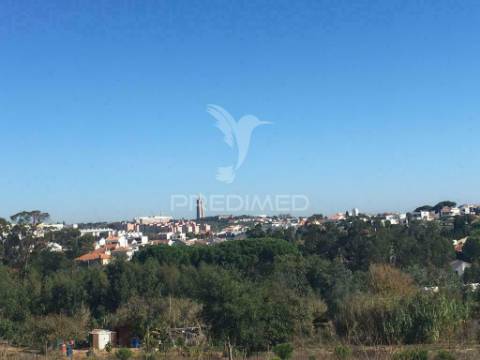 Terreno na sobreda caparica, perto de praias e de lisboa.