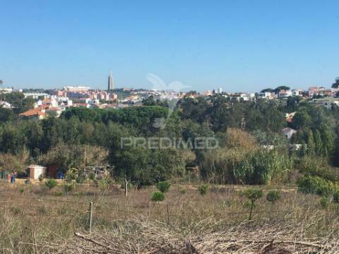 Terreno na sobreda caparica, perto de praias e de lisboa.