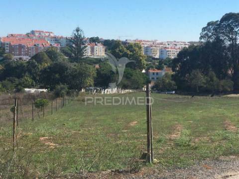 Terreno na sobreda caparica, perto de praias e de lisboa.
