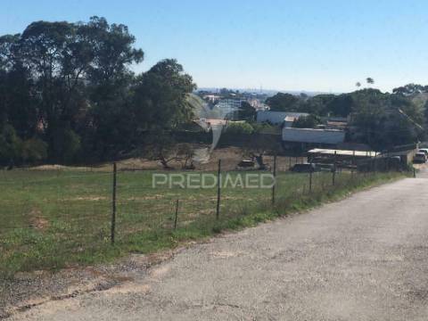 Terreno na sobreda caparica, perto de praias e de lisboa.