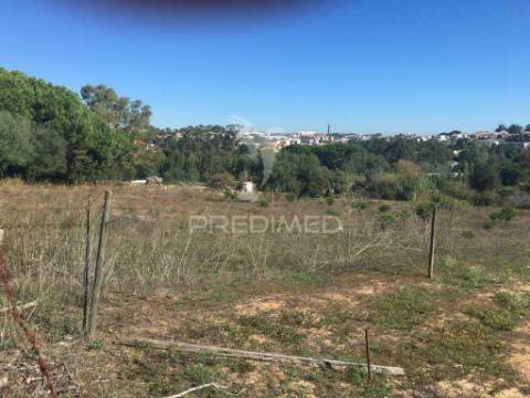Terreno na sobreda caparica, perto de praias e de lisboa.